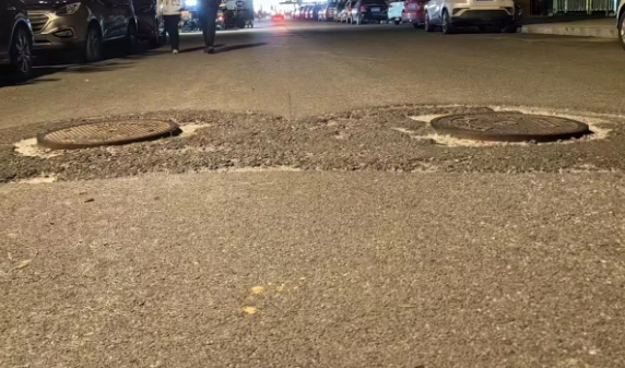 为什么开车压过井盖会“咣当”响?怎么解决?